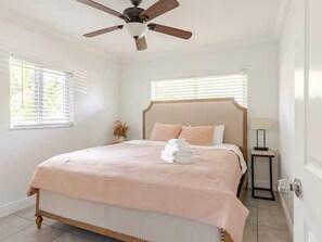 4 habitaciones, tabla de planchar con plancha, wifi y ropa de cama