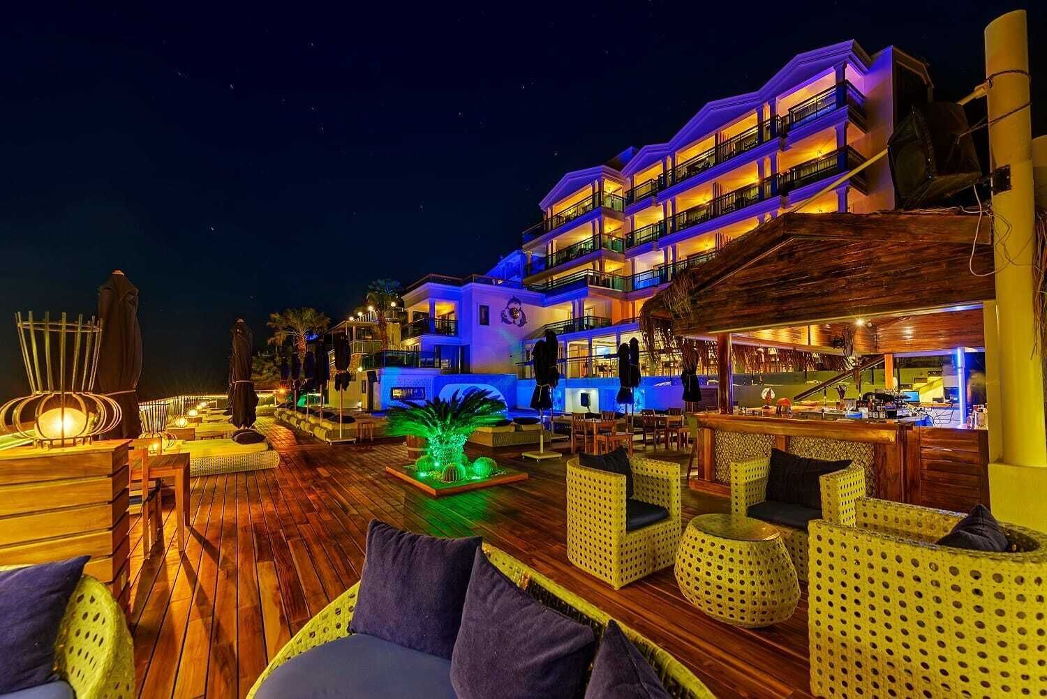 Un hotel de varios pisos con área de estar al aire libre y un bar.