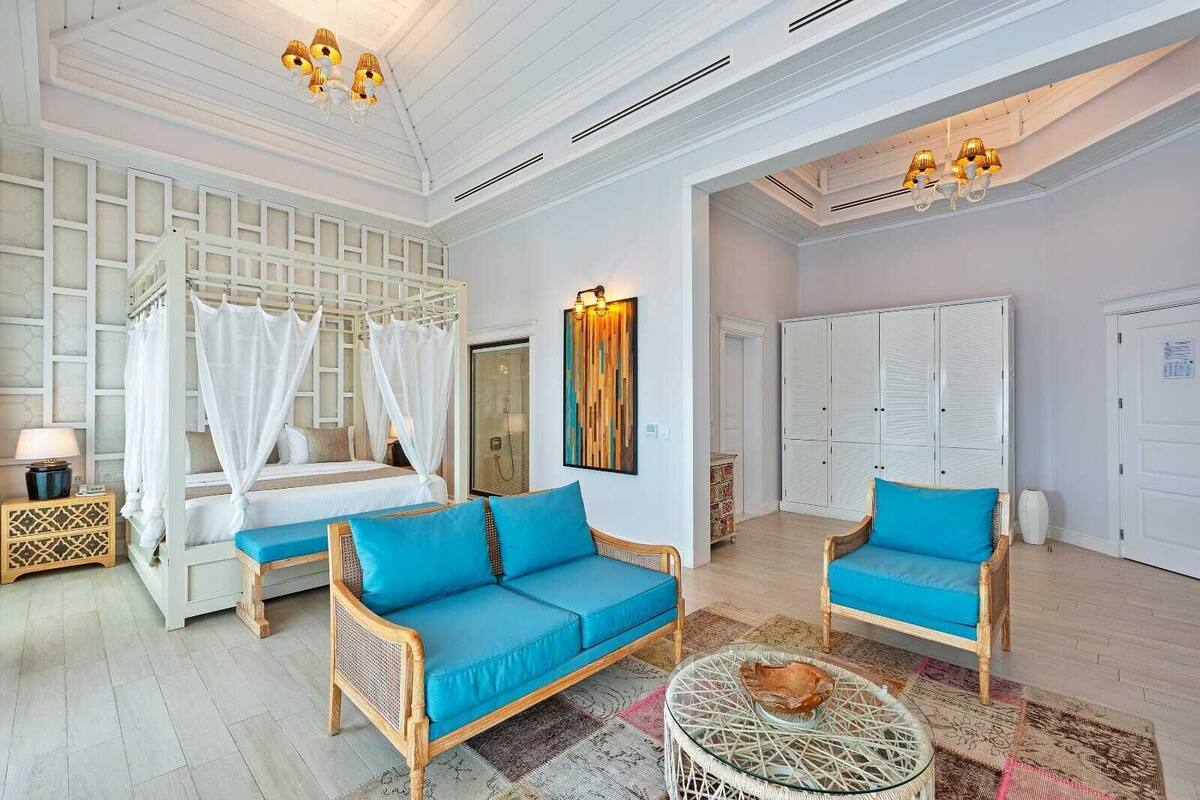 ميني بار وخزنة داخل الغرفة ومساحة عمل للكمبيوتر المحمول