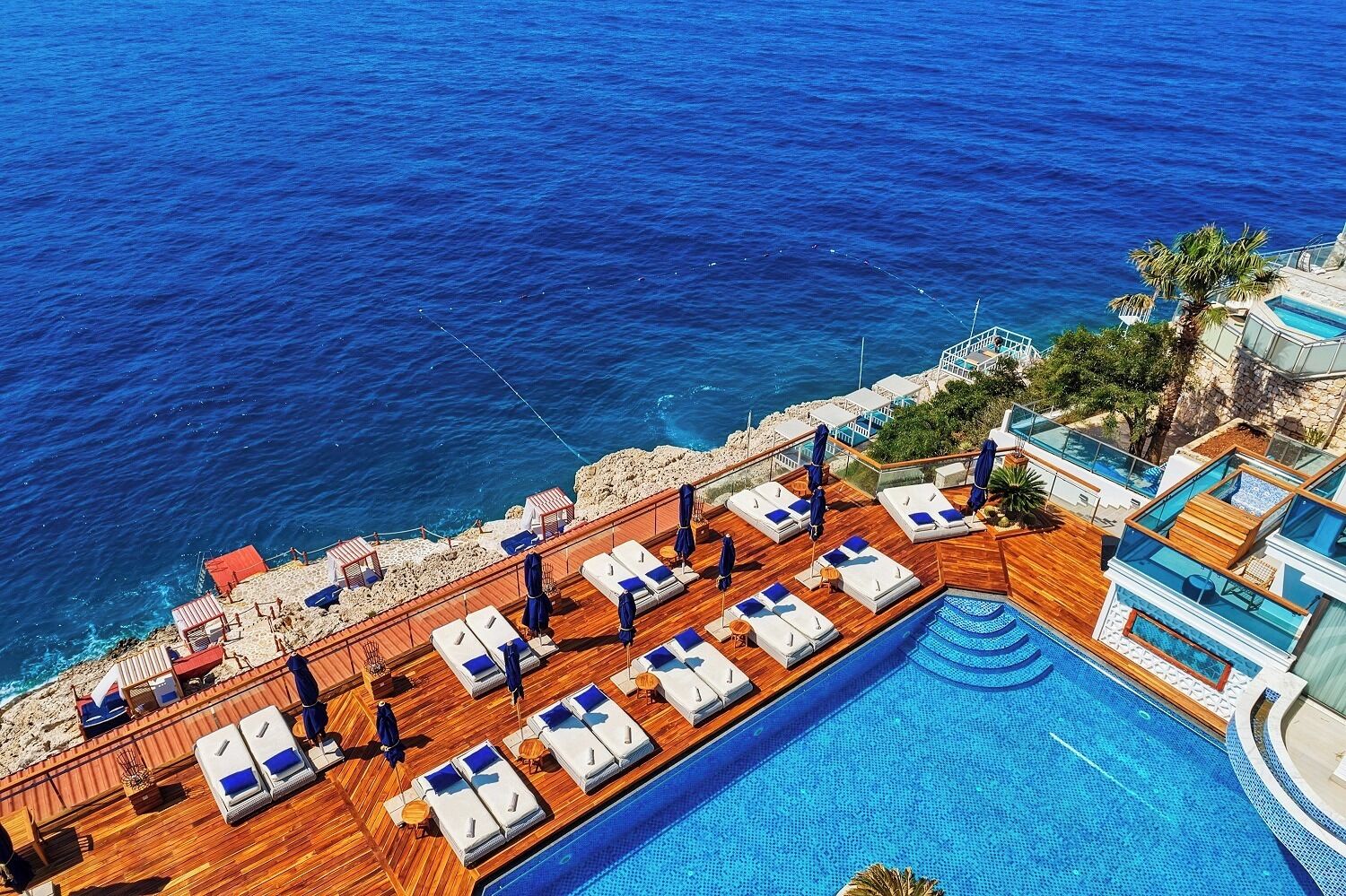 Private beach, free beach shuttle, sun-loungers, beach umbrellas