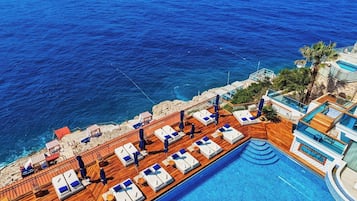 Private beach, free beach shuttle, sun-loungers, beach umbrellas