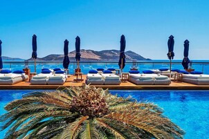 Una piscina al aire libre de temporada, camas de piscina gratis