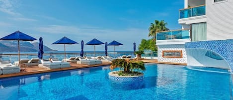 Piscina a l'aire lliure de temporada, cabanes gratuïtes i para-sols