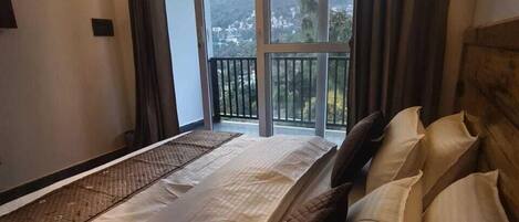 Superior Double Room, Balcony, Mountain View | Interior entrance