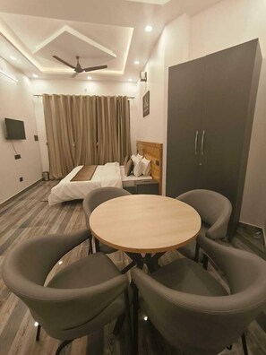 주니어 스위트, 발코니, 계곡 전망 | 책상, 노트북 작업 공간, 무료 WiFi