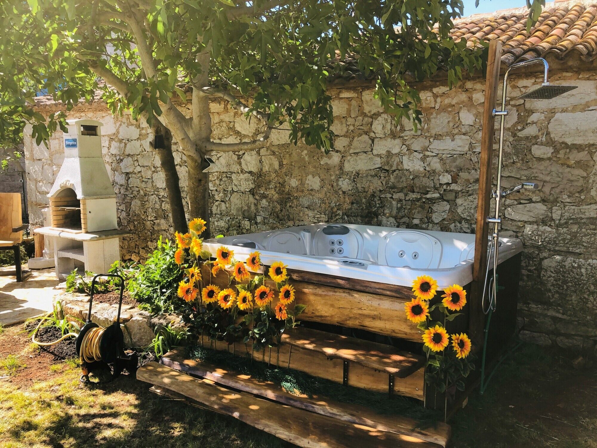Outdoor spa tub