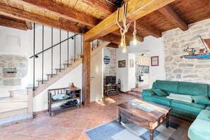 TV, fireplace - Casa Giorgina in Veleniki  - Haus für 5-6 Personen (Porec)