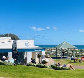 Property grounds - Coastal Scarborough Beachside Apartment • Sleeps 3 (Scarborough)