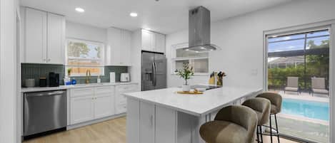 Réfrigérateur, micro-ondes, four, plaque de cuisson