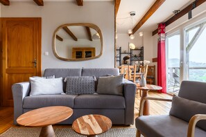 TV - Gîte "Le Panorama" – Charming Apartment with Terrace in Soultzeren (Soultzeren)