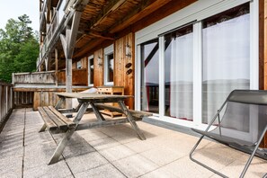 Outdoor dining - Gîte "Le Panorama" – Charming Apartment with Terrace in Soultzeren (Soultzeren)