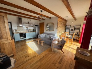 TV - Gîte "Le Panorama" – Charming Apartment with Terrace in Soultzeren (Soultzeren)