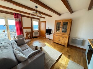 TV - Gîte "Le Panorama" – Charming Apartment with Terrace in Soultzeren (Soultzeren)