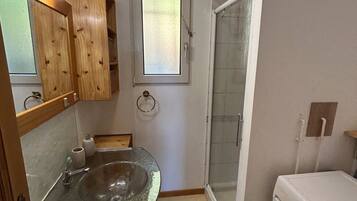 Douche, sĂšche-cheveux, serviettes fournies