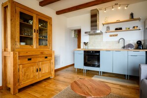 Fridge, microwave, oven, stovetop - Gîte "Le Panorama" – Charming Apartment with Terrace in Soultzeren (Soultzeren)