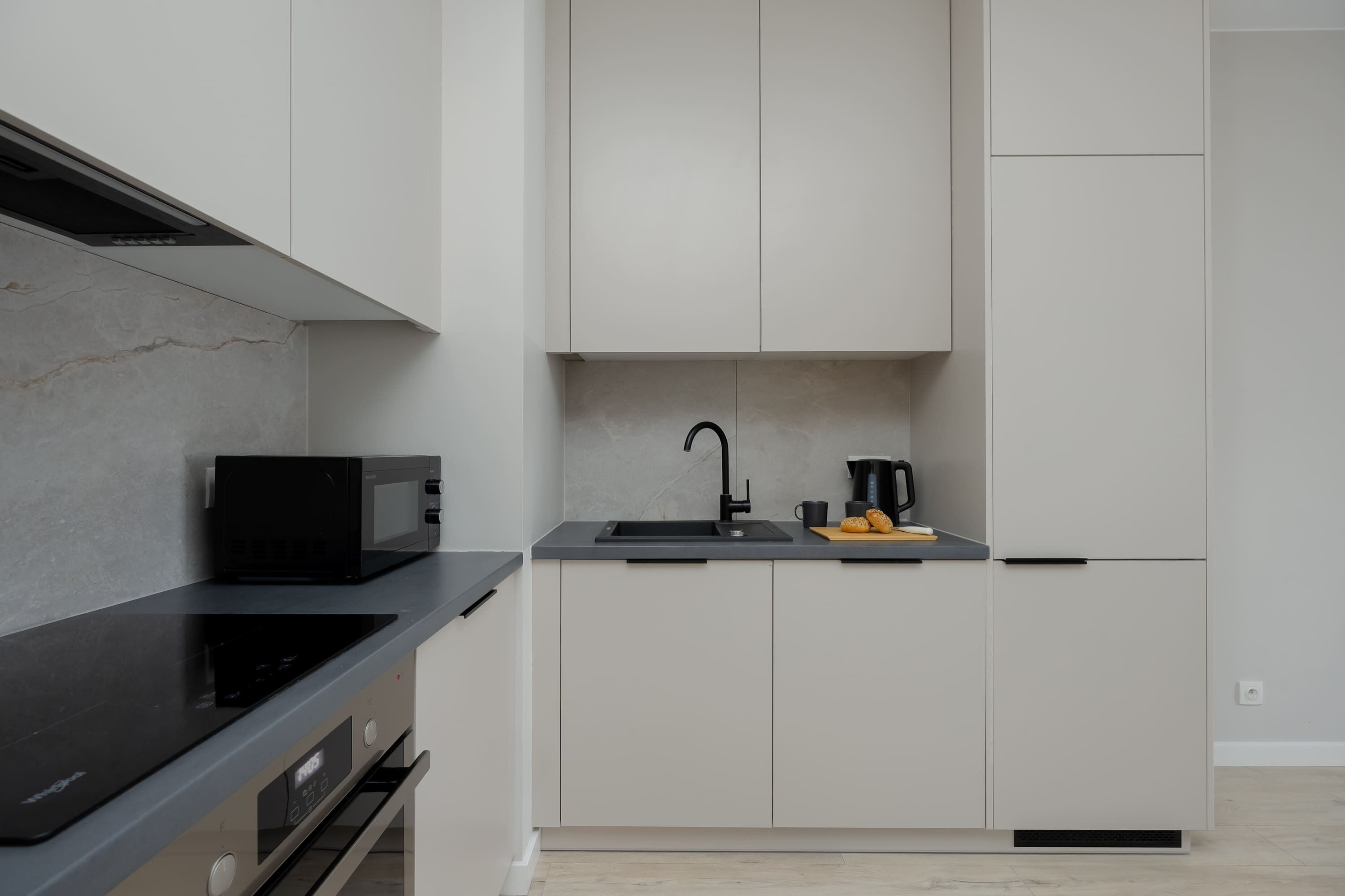 Jääkaappi, mikroaaltouuni, uuni, liesi