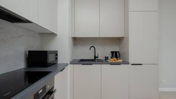 Jääkaappi, mikroaaltouuni, uuni, liesi