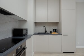 Jääkaappi, mikroaaltouuni, uuni, liesi