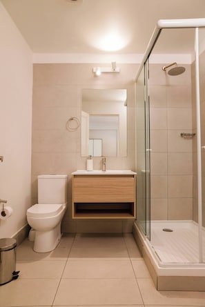 Shower, hair dryer, towels - Metro Explorer near Hospital & Metro Baquedano (Providencia)