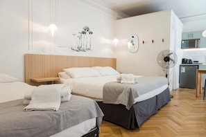 Iron/ironing board, free WiFi, bed sheets - Elegant Studio | AC and Patio Perfect for Families (Providencia)