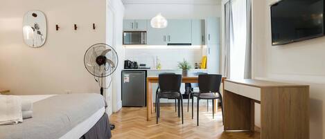 Tabla de planchar con plancha, wifi gratis y ropa de cama