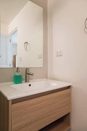 Shower, hair dryer, towels, shampoo - Elegant Studio | AC and Patio Perfect for Families (Providencia)