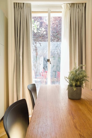 Dining - Elegant Studio | AC and Patio Perfect for Families (Providencia)