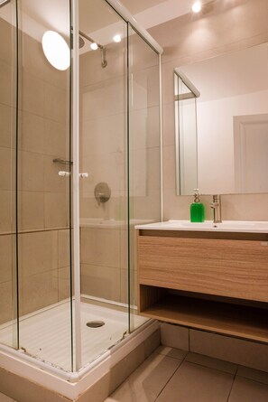 Shower, hair dryer, towels - Modern Studio in Providencia | Perfect For 3 (Providencia)