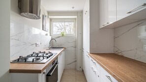 Lejlighed (3) | Privat køkken | Køleskab, kogeplade, elkedel, køkkentøj/tallerkener/redskaber