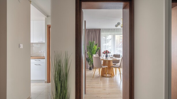 Une cuisine moderne avec des meubles blancs et un plan de travail en bois.