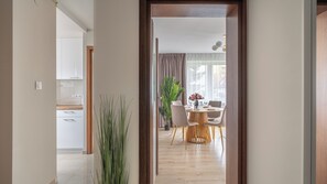 Eine moderne Küche mit weißen Schränken und einer Holzauskładung.