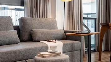 Apartamento galeria | Área de estar | Smart TV 40 polegadas com canais digitais