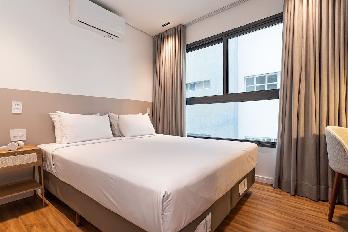 Studio Senior | Khu vực làm việc phù hợp cho laptop