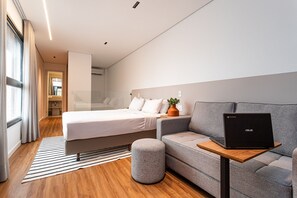 Quarto casal | Espaço de trabalho para notebook, Wi-Fi de cortesia, roupa de cama