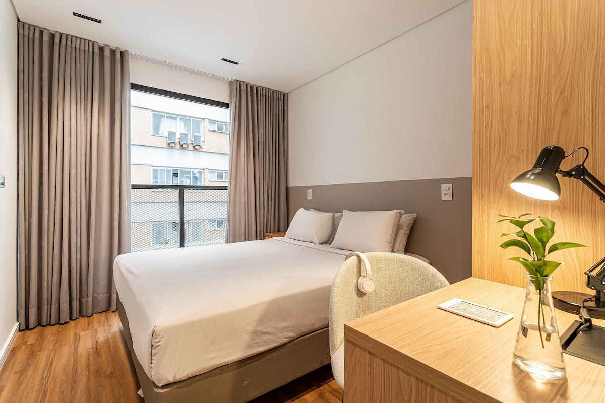 Apartamento | Espaço de trabalho para notebook, Wi-Fi de cortesia, roupa de cama