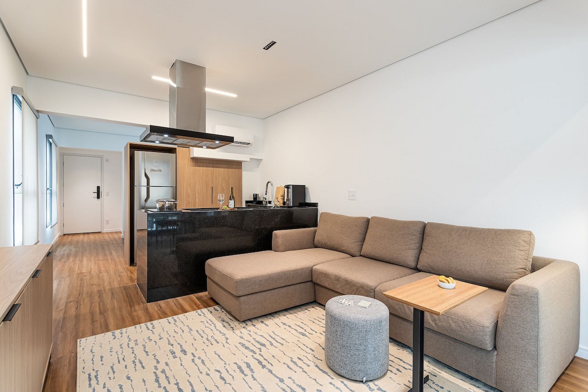 그랜드 듀플렉스 | 거실 공간 | 디지털 채널 시청이 가능한 40인치 스마트 TV