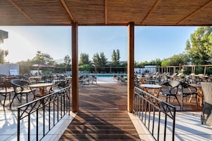 Bar junto a la piscina