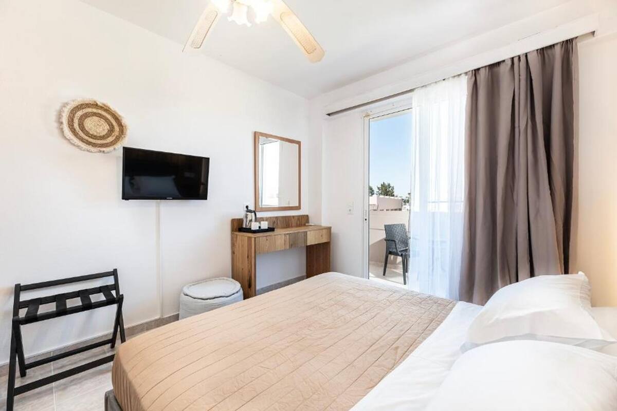 In-room safe, laptop workspace, WiFi (free)