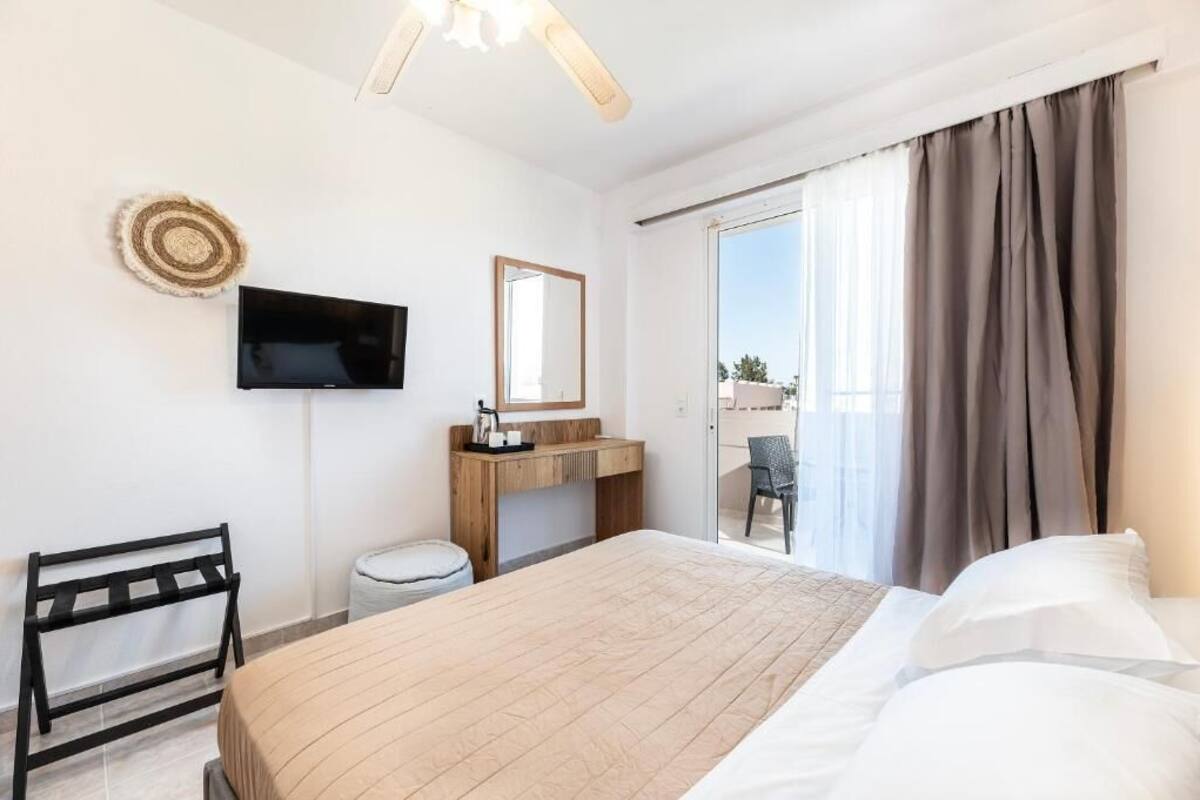 In-room safe, laptop workspace, WiFi (free)