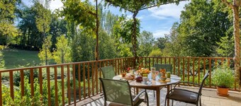 Pool, Parking, AC, Wifi, Breakfast, 4-ha Garden, English-Speaking Hosts