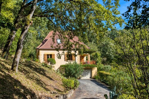 Pool, Parking, AC, Wifi, Breakfast, 4-ha Garden, English-Speaking Hosts