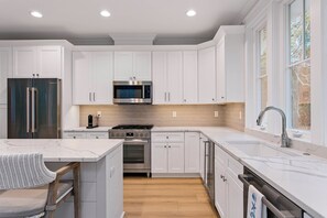 Réfrigérateur, four à micro-ondes, un four, surface de cuisson