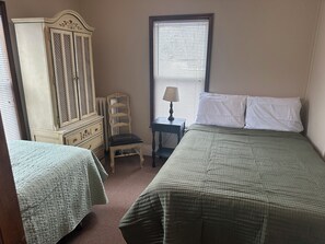 4 bedrooms, iron/ironing board, Internet, bed sheets - Charming Four Bedroom House (Tannersville)