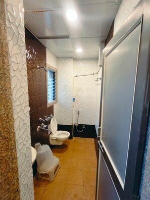 Free toiletries, towels, toilet paper - Hotel Panchgani Crown (Dandeghar)