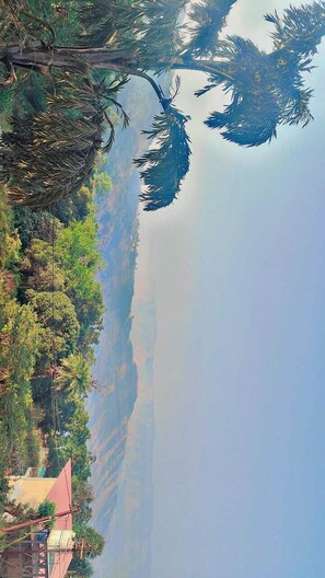 Front of property - Hotel Panchgani Crown (Dandeghar)