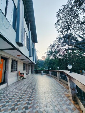 Front of property - Hotel Panchgani Crown (Dandeghar)