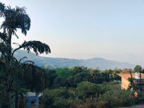 Front of property - Hotel Panchgani Crown (Dandeghar)