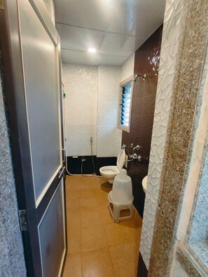 Free toiletries, towels, toilet paper - Hotel Panchgani Crown (Wai)