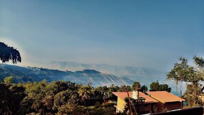 Un paisaje montañoso con cielo despejado.