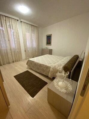 3 chambres, fer et planche à repasser, lit de bébé portatif